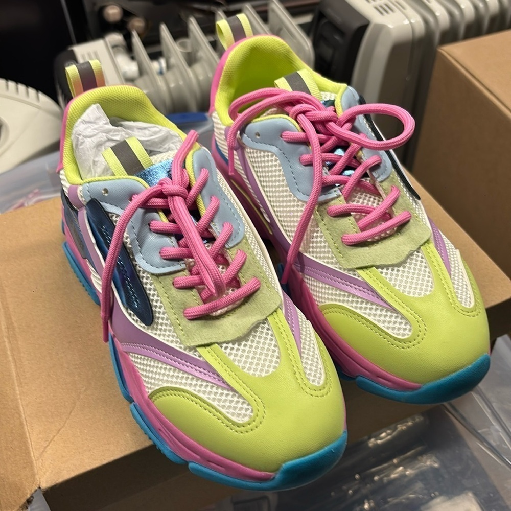 Size 5 Girls Steve Madden Sneakers 🍭